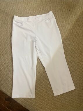 Investments White Cropped Pull-On Capri Pants